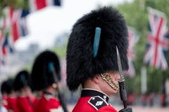 Amid strakke veiligheid, Koninklijke Wachten in rode en zwarte eenvormige en bearskins lijn de Wandelgalerij, Londen royalty-vrije stock foto's Amid strakke veiligheid, Koninklijke Wachten in rode en zwarte eenvormige en bearskins lijn de Wandelgalerij, Londen royalty-vrije stock foto's