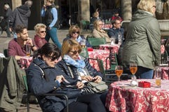 Amies appréciant le vin et le soleil sur le café de trottoir photos libres de droits Amies appréciant le vin et le soleil sur le café de trottoir photos libres de droits