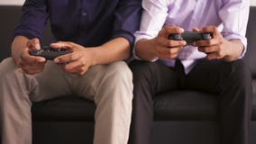 Amigos afro-americanos que jogam jogos de vídeo filme Amigos afro-americanos que jogam jogos de vídeo filme