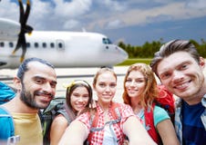 Amigos com a trouxa que toma o selfie sobre o plano fotografia de stock royalty free Amigos com a trouxa que toma o selfie sobre o plano fotografia de stock royalty free