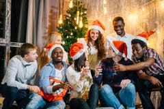 Amigos de la fiesta de Navidad en divertirse la bebida y imágenes de archivo libres de regalías Amigos de la fiesta de Navidad en divertirse la bebida y imágenes de archivo libres de regalías