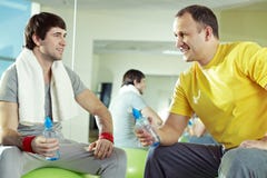 Amigos en el gimnasio imagen de archivo Amigos en el gimnasio imagen de archivo