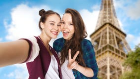 Amigos felices que toman el selfie sobre torre Eiffel Imagenes de archivo
