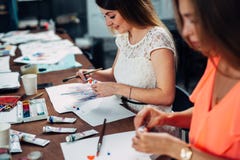 Amigos femeninos que asisten al taller de la pintura junto imágenes de archivo libres de regalías Amigos femeninos que asisten al taller de la pintura junto imágenes de archivo libres de regalías