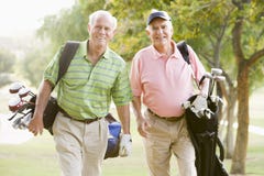Amigos masculinos que disfrutan de un juego del golf imágenes de archivo libres de regalías Amigos masculinos que disfrutan de un juego del golf imágenes de archivo libres de regalías