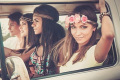 amigos Multi-étnicos da hippie em uma viagem por estrada