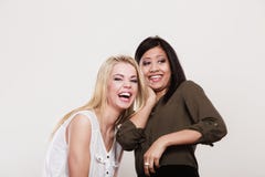 Amigos multirraciais das mulheres que têm o divertimento foto de stock Amigos multirraciais das mulheres que têm o divertimento foto de stock