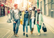 Amigos multirraciais que andam na pista do tijolo em Londres Shoreditch foto de stock Amigos multirraciais que andam na pista do tijolo em Londres Shoreditch foto de stock