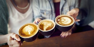 Amigos que hacen frente a concepto de la cafetería de la felicidad fotografía de archivo libre de regalías Amigos que hacen frente a concepto de la cafetería de la felicidad fotografía de archivo libre de regalías
