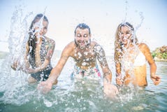 Amigos que jogam no mar foto de stock royalty free Amigos que jogam no mar foto de stock royalty free