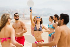 Amigos que juegan con las estafas en la playa Imagen de archivo libre de regalías