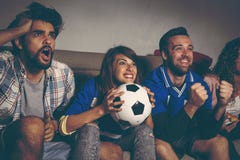 Amigos que prestam atenção ao futebol imagens de stock Amigos que prestam atenção ao futebol imagens de stock