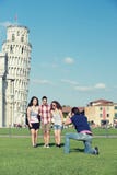 Amigos que tomam a torre inclinada de Pisa do whit da foto fotos de stock Amigos que tomam a torre inclinada de Pisa do whit da foto fotos de stock