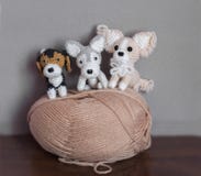 Amigurumi, cães pequenos bonitos feitos crochê imagem de stock Amigurumi, cães pequenos bonitos feitos crochê imagem de stock
