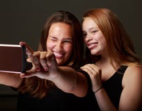 Amis adolescents féminins dans le studio prenant un selfie Photographie stock libre de droits