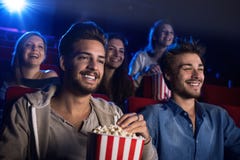 Amis appréciant dans la salle de cinéma Images stock