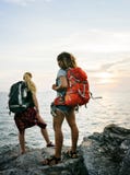 Amis de jeunes femmes voyageant ensemble photographie stock Amis de jeunes femmes voyageant ensemble photographie stock