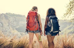 Amis de jeunes femmes voyageant ensemble image libre de droits Amis de jeunes femmes voyageant ensemble image libre de droits