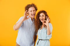 Amis enthousiastes aimant des couples photos stock Amis enthousiastes aimant des couples photos stock