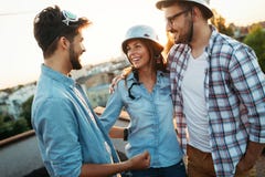 Amis heureux riant et souriant dehors Photo stock Amis heureux riant et souriant dehors Photo stock