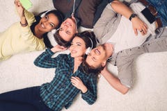 Amis multiraciaux heureux prenant le selfie photographie stock Amis multiraciaux heureux prenant le selfie photographie stock
