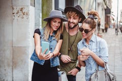 Amis prenant le selfie sur la rue et le sourire Image libre de droits Amis prenant le selfie sur la rue et le sourire Image libre de droits