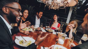 Amis refroidissant apprécier le repas dans le restaurant image stock Amis refroidissant apprécier le repas dans le restaurant image stock