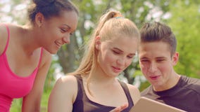 Amis à l'aide de la Tablette Groupe d'amis multiraciaux ayant l'amusement en nature clips vidéos Amis à l'aide de la Tablette Groupe d'amis multiraciaux ayant l'amusement en nature clips vidéos