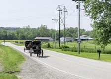 Amisches Pferd und Buggys in ländlichem Ohio stockfotografie Amisches Pferd und Buggys in ländlichem Ohio stockfotografie