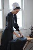 Amish het Jonge Vrouw Strijken royalty-vrije stock foto Amish het Jonge Vrouw Strijken royalty-vrije stock foto