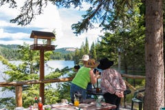 Amitié : Trois dames sur la sortie au lac image libre de droits Amitié : Trois dames sur la sortie au lac image libre de droits