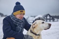 Amizade entre o proprietário do animal de estimação e o seu cão foto de stock Amizade entre o proprietário do animal de estimação e o seu cão foto de stock