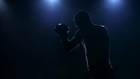 Amo di destra Pugile di allenamento nello studio scuro Movimento lento archivi video Amo di destra Pugile di allenamento nello studio scuro Movimento lento archivi video