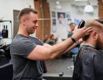 Amo en el corte del pelo Buen corte de pelo del buen humor para un cliente satisfecho fotografía de archivo Amo en el corte del pelo Buen corte de pelo del buen humor para un cliente satisfecho fotografía de archivo