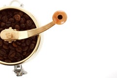 Amoladora de café con los granos de café imagen de archivo libre de regalías Amoladora de café con los granos de café imagen de archivo libre de regalías