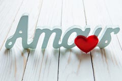 Amor, amor coração vermelho e o caso amoroso da palavra em um fundo de madeira branco imagem de stock royalty free Amor, amor coração vermelho e o caso amoroso da palavra em um fundo de madeira branco imagem de stock royalty free