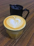 Amor da arte do Latte com jarro de leite imagens de stock Amor da arte do Latte com jarro de leite imagens de stock