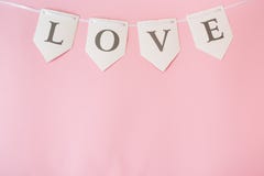 Amor da palavra no fundo cor-de-rosa pastel, vista superior com espaço da cópia Dia de Valentim ou conceito abstrato do casamento imagem de stock royalty free Amor da palavra no fundo cor-de-rosa pastel, vista superior com espaço da cópia Dia de Valentim ou conceito abstrato do casamento imagem de stock royalty free