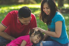 Amour de famille, portrait extérieur photo stock Amour de famille, portrait extérieur photo stock