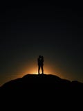 Amour romantique de couples de coucher du soleil photographie stock libre de droits Amour romantique de couples de coucher du soleil photographie stock libre de droits