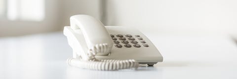 Ampia immagine di vista del telefono bianco della linea terrestre fotografia stock libera da diritti Ampia immagine di vista del telefono bianco della linea terrestre fotografia stock libera da diritti