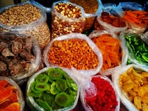 Amplia gama georgiana de la comida tradicional colorida en venta en la pequeña tienda del mercado callejero - primer en nueces y fotos de archivo libres de regalías Amplia gama georgiana de la comida tradicional colorida en venta en la pequeña tienda del mercado callejero - primer en nueces y fotos de archivo libres de regalías