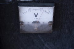 Amplificatore antico di V=Voltage del voltometro del calibro sulla scatola di legno per musica all'aperto fotografia stock libera da diritti Amplificatore antico di V=Voltage del voltometro del calibro sulla scatola di legno per musica all'aperto fotografia stock libera da diritti