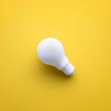 Ampoule blanche sur le fond de couleur Créativité d'idées photographie stock libre de droits Ampoule blanche sur le fond de couleur Créativité d'idées photographie stock libre de droits