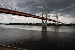 Ampuła zostawał bridżową nad Oko rzeką w Mur, Rosja obraz stock Ampuła zostawał bridżową nad Oko rzeką w Mur, Rosja obraz stock