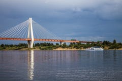 Ampuła zostawał bridżową nad Oko rzeką w Mur, Rosja zdjęcie stock Ampuła zostawał bridżową nad Oko rzeką w Mur, Rosja zdjęcie stock
