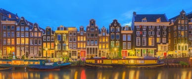 Amstel-Fluss, Kanäle und Nachtansicht schöner Amsterdam-Stadt netherlands lizenzfreies stockbild Amstel-Fluss, Kanäle und Nachtansicht schöner Amsterdam-Stadt netherlands lizenzfreies stockbild