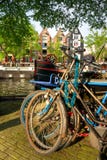 Amsterdam, canal et vélo. Image stock Amsterdam, canal et vélo. Image stock