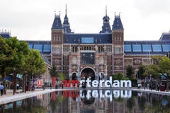 Amsterdam, die Niederlande, das niederländische Nationalmuseum Rijksmuseum mit dem Wörter ` I Amsterdam ` mit Reflexion Lizenzfreie Stockfotos Amsterdam, die Niederlande, das niederländische Nationalmuseum Rijksmuseum mit dem Wörter ` I Amsterdam ` mit Reflexion Lizenzfreie Stockfotos