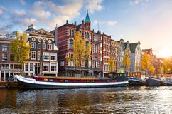 Amsterdam, die Niederlande Hausboote, tanzende H?user stockbilder Amsterdam, die Niederlande Hausboote, tanzende H?user stockbilder
